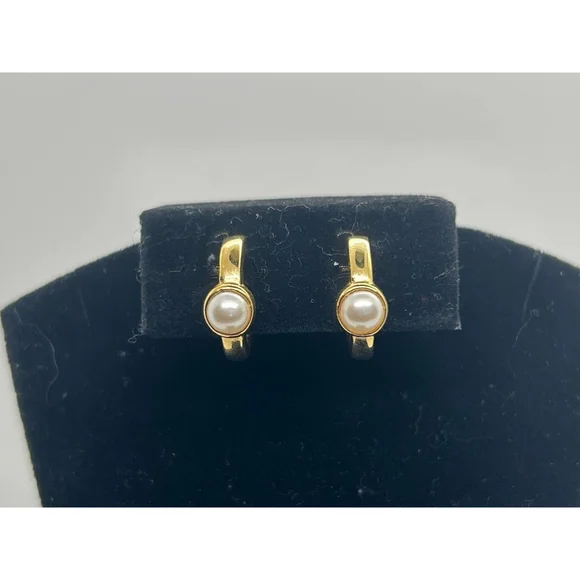 Vintage Napier dainty Gold Tone Pearl Huggie Hoop Screw Back Earrings Signed mcm - Picture 3 of 12